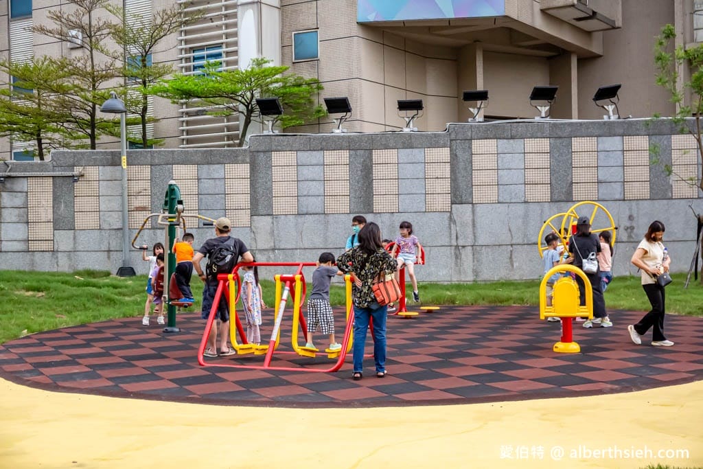 桃園內壢星河親子公園｜樹屋滑梯，佔地廣，山丘草皮地景