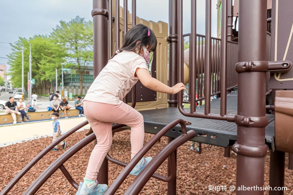 桃園內壢星河親子公園｜樹屋滑梯，佔地廣，山丘草皮地景