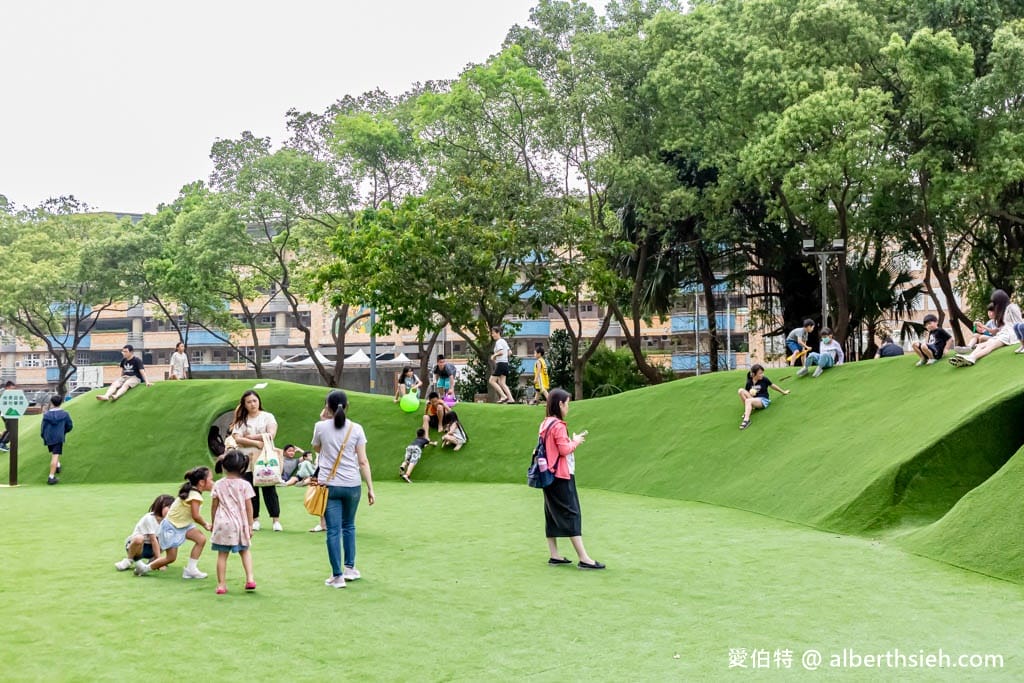 桃園內壢星河親子公園｜樹屋滑梯，佔地廣，山丘草皮地景