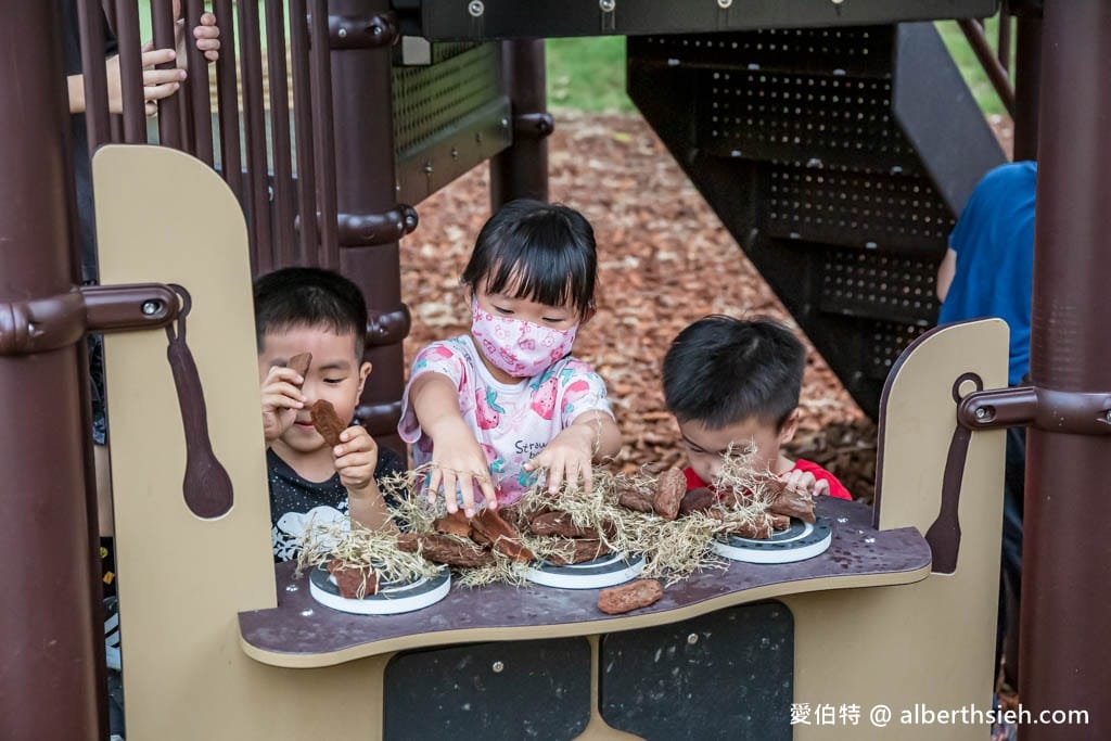 桃園內壢星河親子公園｜樹屋滑梯，佔地廣，山丘草皮地景