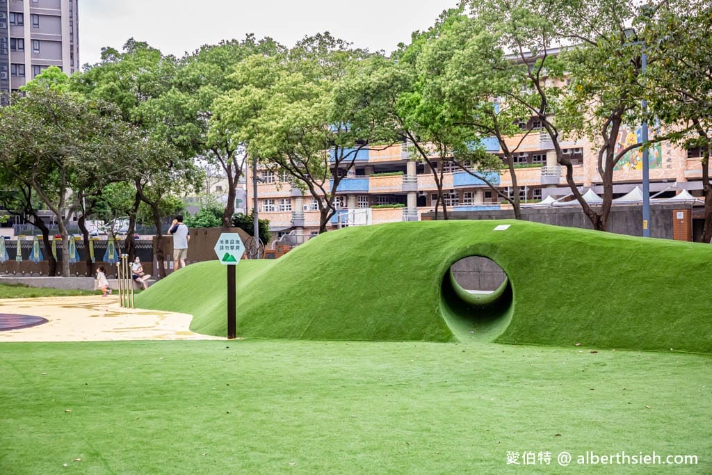 桃園內壢星河親子公園｜樹屋滑梯，佔地廣，山丘草皮地景