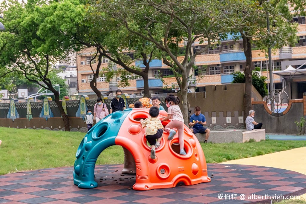 桃園內壢星河親子公園｜樹屋滑梯，佔地廣，山丘草皮地景