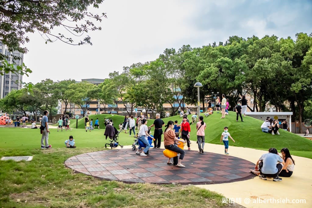 桃園內壢星河親子公園｜樹屋滑梯，佔地廣，山丘草皮地景