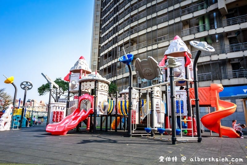 桃園內壢星河親子公園｜樹屋滑梯，佔地廣，山丘草皮地景
