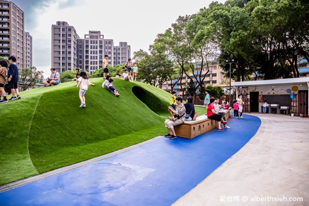 桃園內壢星河親子公園｜樹屋滑梯，佔地廣，山丘草皮地景