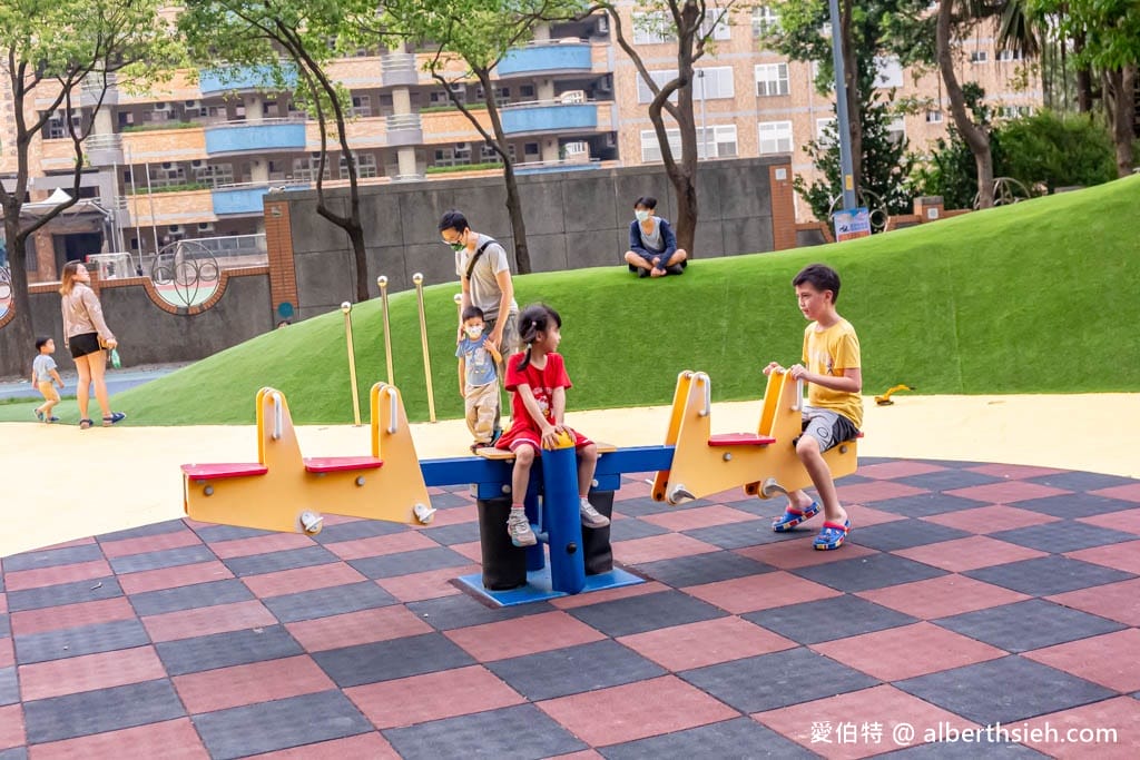 桃園內壢星河親子公園｜樹屋滑梯，佔地廣，山丘草皮地景