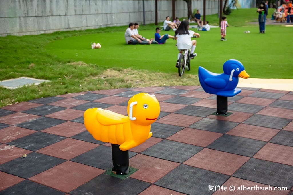 桃園內壢星河親子公園｜樹屋滑梯，佔地廣，山丘草皮地景