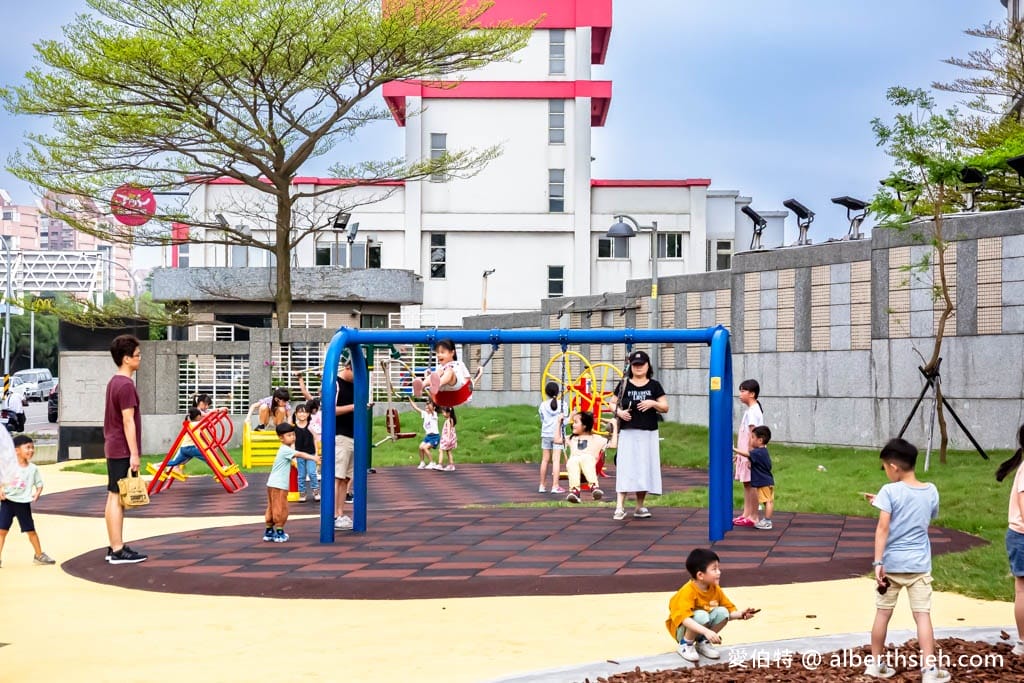 桃園內壢星河親子公園｜樹屋滑梯，佔地廣，山丘草皮地景