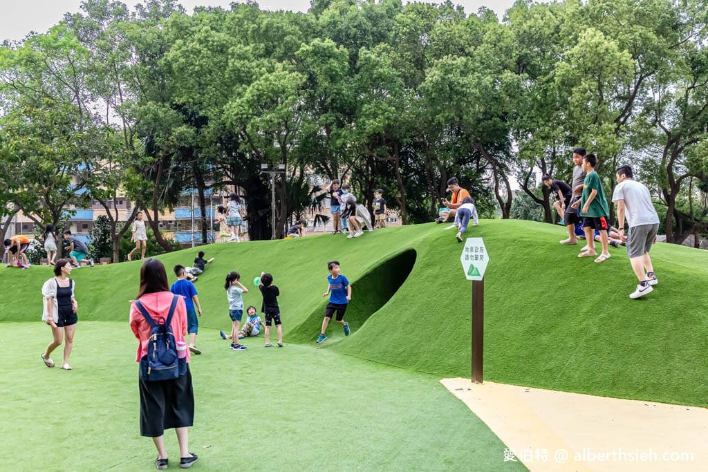 桃園內壢星河親子公園｜樹屋滑梯，佔地廣，山丘草皮地景