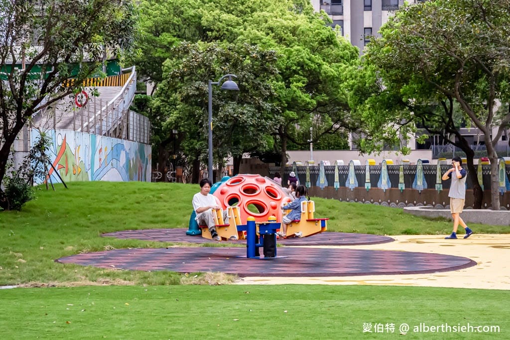 桃園內壢星河親子公園｜樹屋滑梯，佔地廣，山丘草皮地景