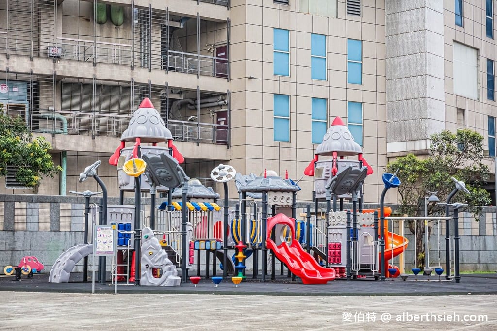 桃園內壢星河親子公園｜樹屋滑梯，佔地廣，山丘草皮地景