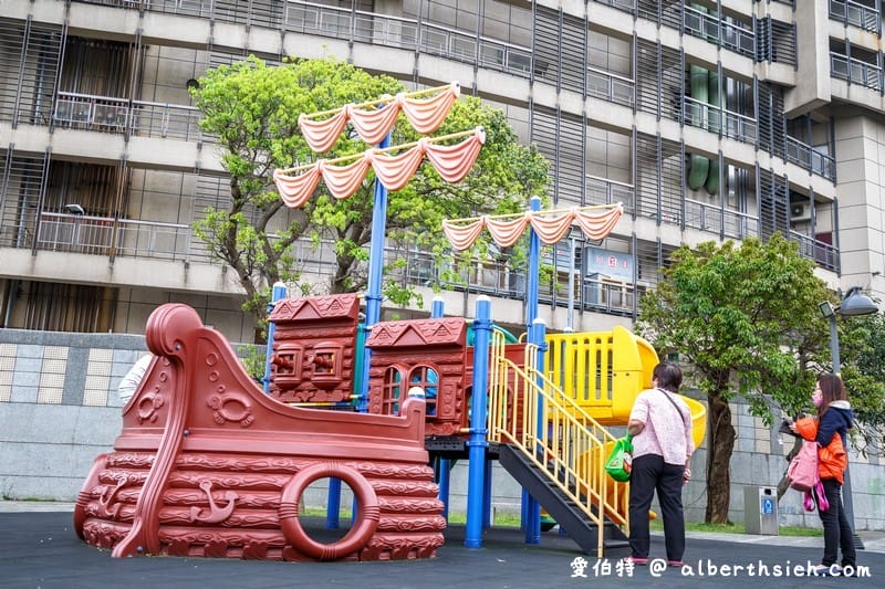 桃園內壢星河親子公園｜樹屋滑梯，佔地廣，山丘草皮地景
