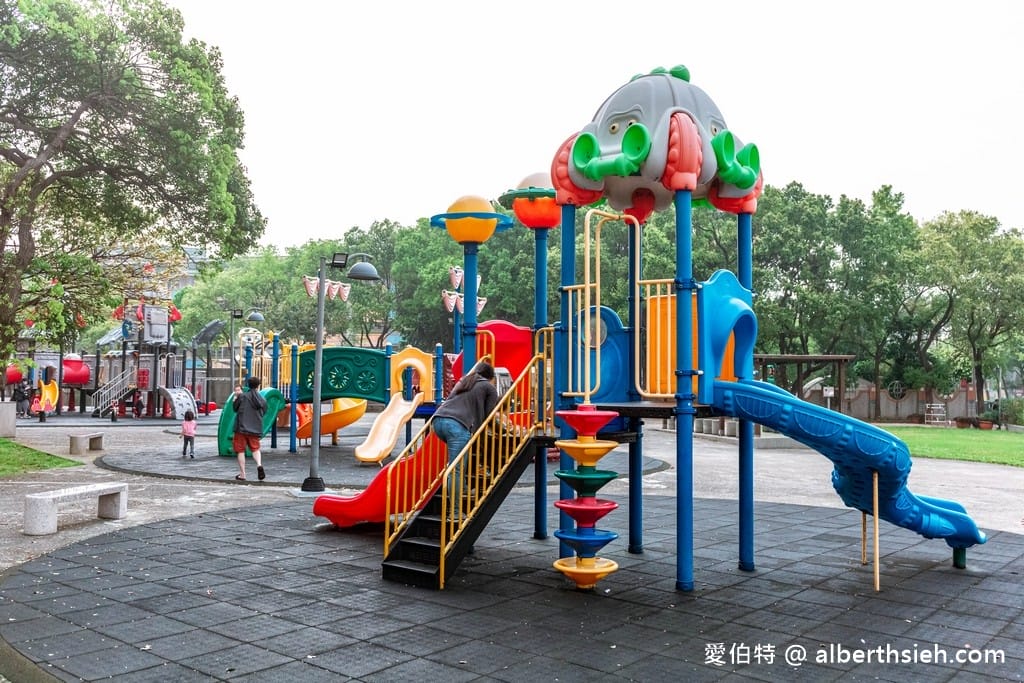 桃園內壢星河親子公園｜樹屋滑梯，佔地廣，山丘草皮地景