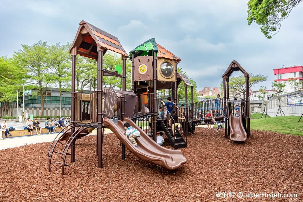 桃園內壢星河親子公園｜樹屋滑梯，佔地廣，山丘草皮地景