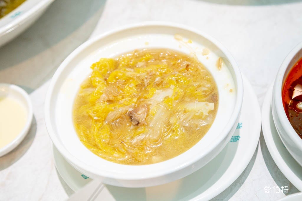 西門町美食｜狂一鍋酸菜魚-台北西門店，一口酸菜一口魚，酸辣得很自然，後韻回甘