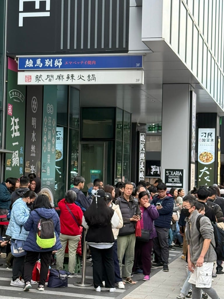西門町美食｜狂一鍋酸菜魚-台北西門店，一口酸菜一口魚，酸辣得很自然，後韻回甘