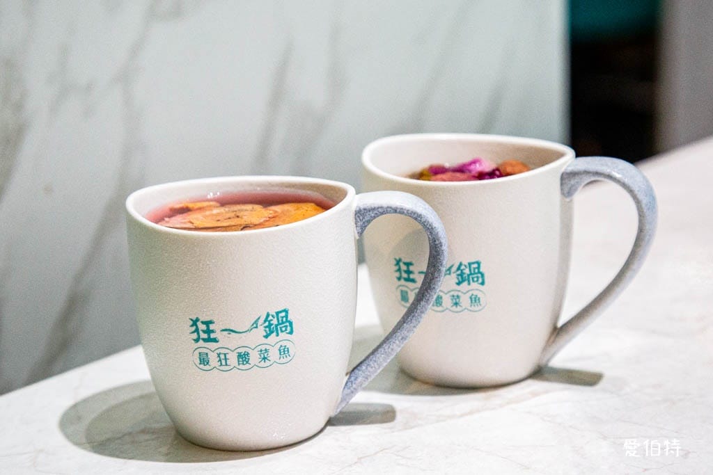 西門町美食｜狂一鍋酸菜魚-台北西門店，一口酸菜一口魚，酸辣得很自然，後韻回甘