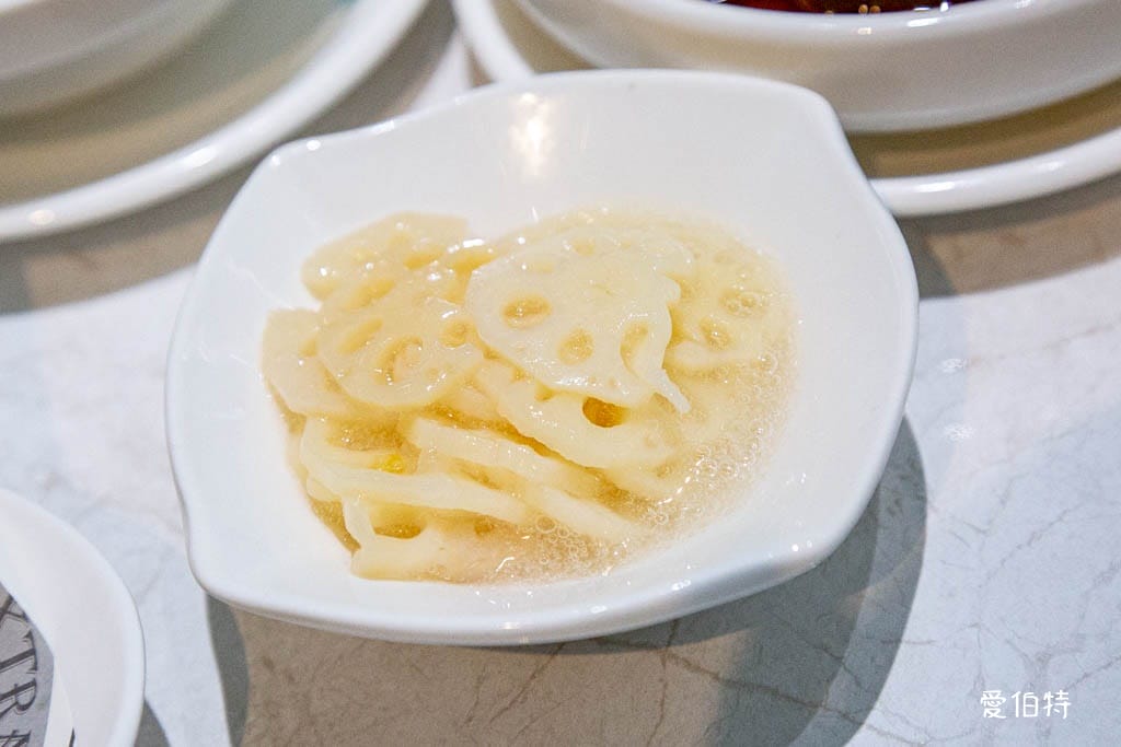 西門町美食｜狂一鍋酸菜魚-台北西門店，一口酸菜一口魚，酸辣得很自然，後韻回甘