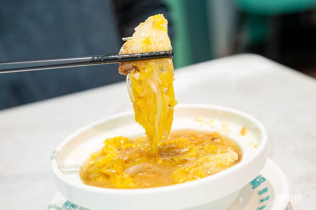西門町美食｜狂一鍋酸菜魚-台北西門店，一口酸菜一口魚，酸辣得很自然，後韻回甘