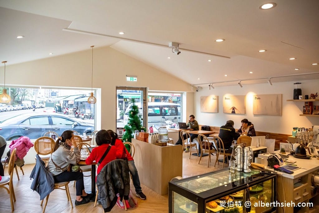Thanaka Coffee玬那卡咖啡｜中壢忠貞市場旁，純白質感緬甸風咖啡廳