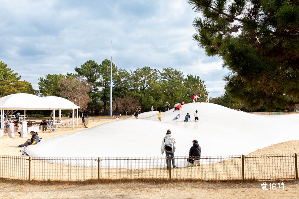 福岡必去親子景點推薦｜海之中道海濱公園，巨大雲朵彈跳床、滾輪滑梯 @愛伯特
