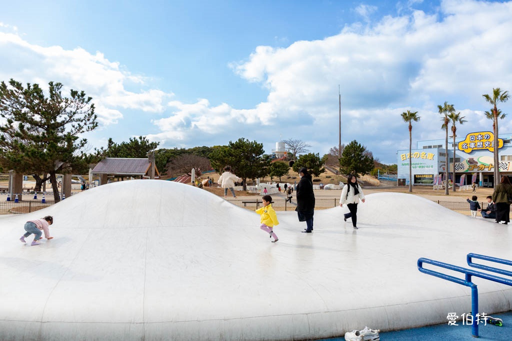 福岡必去親子景點推薦｜海之中道海濱公園，巨大雲朵彈跳床、滾輪滑梯 @愛伯特