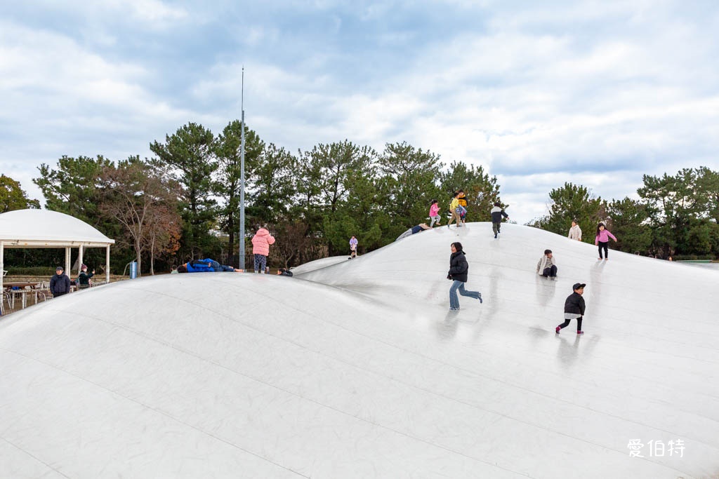 福岡必去親子景點推薦｜海之中道海濱公園，巨大雲朵彈跳床、滾輪滑梯 @愛伯特