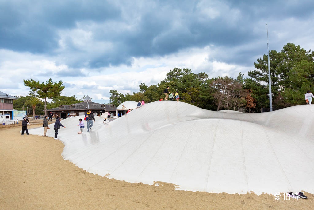 福岡必去親子景點推薦｜海之中道海濱公園，巨大雲朵彈跳床、滾輪滑梯 @愛伯特