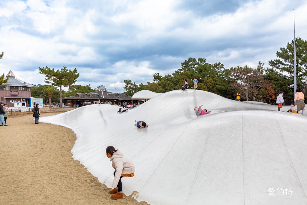 福岡必去親子景點推薦｜海之中道海濱公園，巨大雲朵彈跳床、滾輪滑梯 @愛伯特