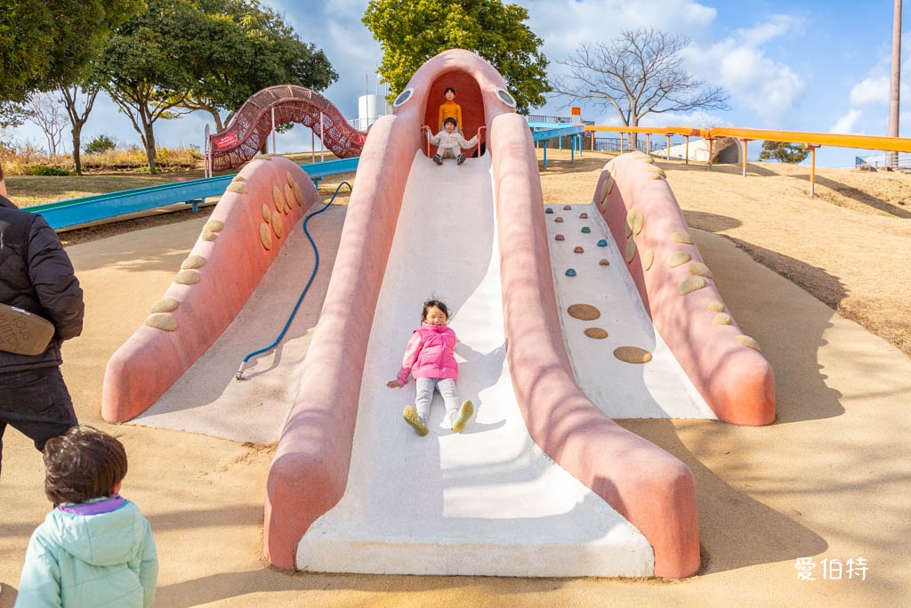 福岡必去親子景點推薦｜海之中道海濱公園，巨大雲朵彈跳床、滾輪滑梯 @愛伯特