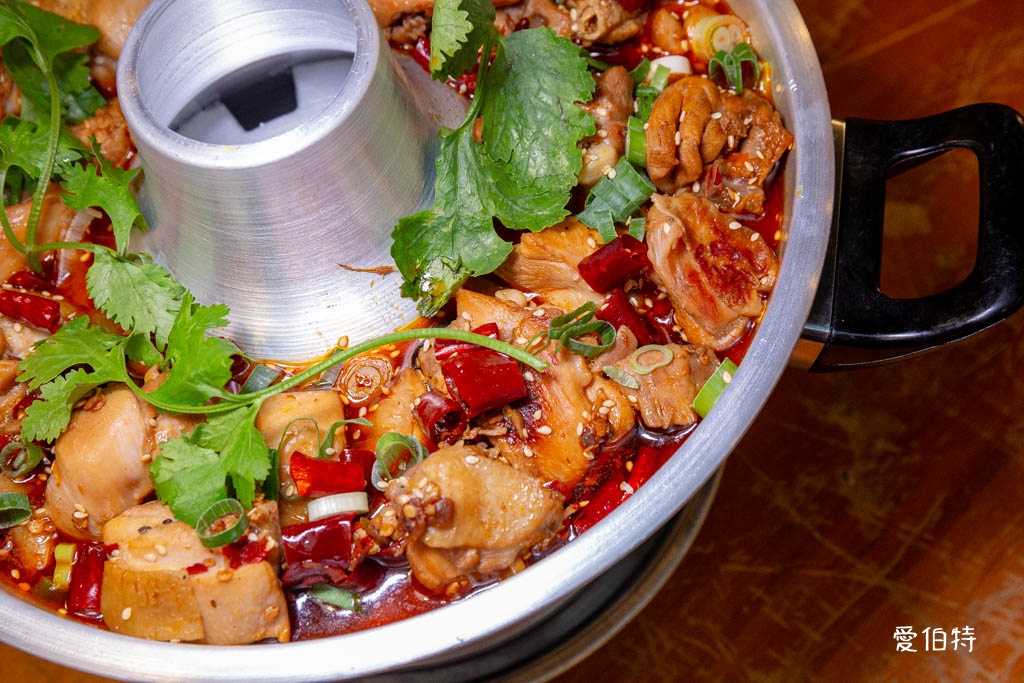 薑太宮市井小火鍋楊梅店，麻辣醬香火鍋雞必點 @愛伯特