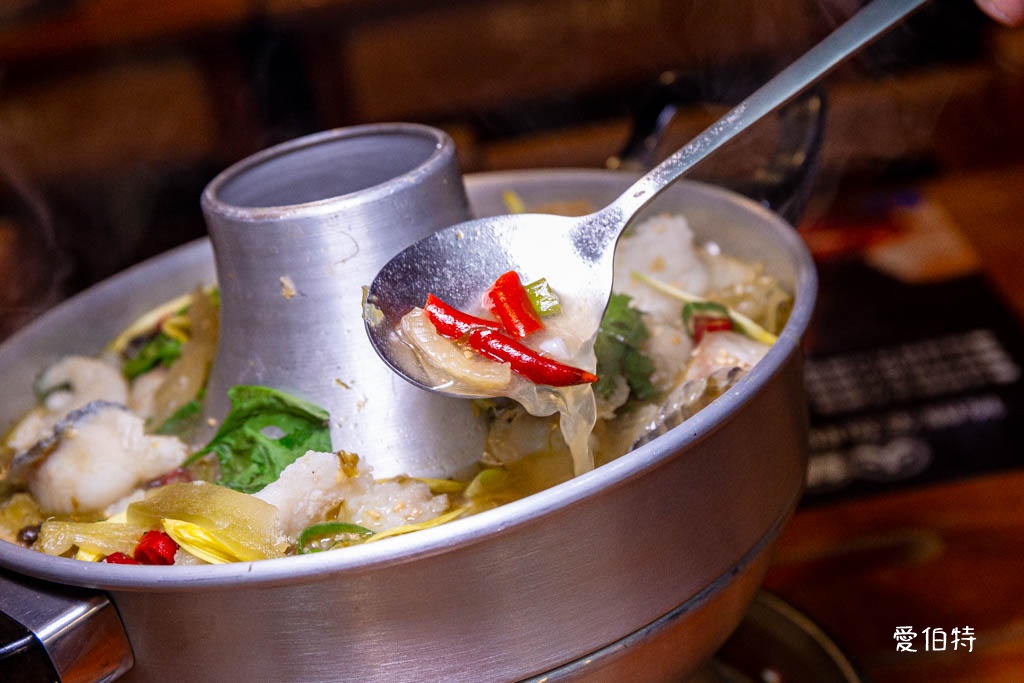 薑太宮市井小火鍋楊梅店，麻辣醬香火鍋雞必點 @愛伯特