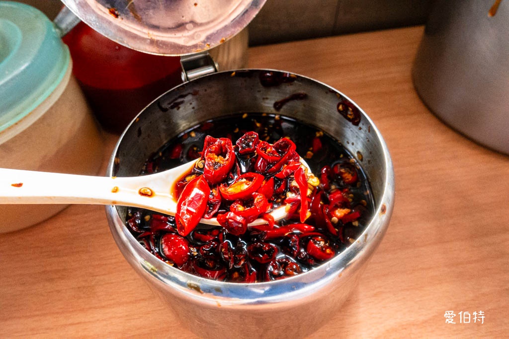 桃園南門市場早午餐推薦｜良泉小吃，油飯、魷魚羹、甜不辣都好吃 @愛伯特