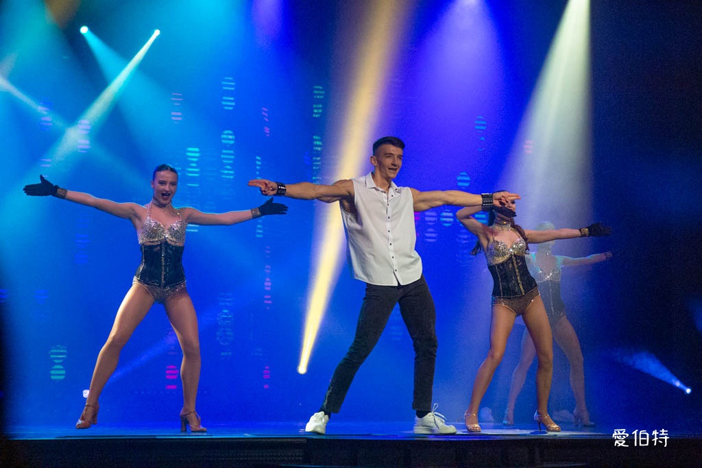 麗星郵輪探索星號｜星座劇院舞台秀show百老匯級表演免費必看 @愛伯特