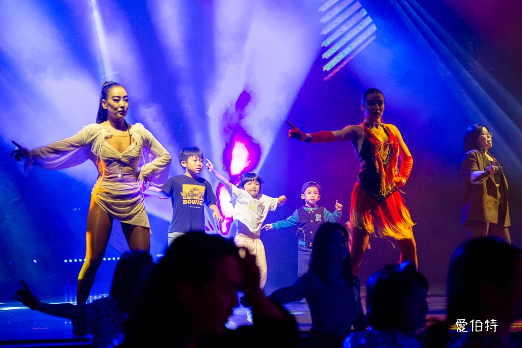 麗星郵輪探索星號｜星座劇院舞台秀show百老匯級表演免費必看 @愛伯特