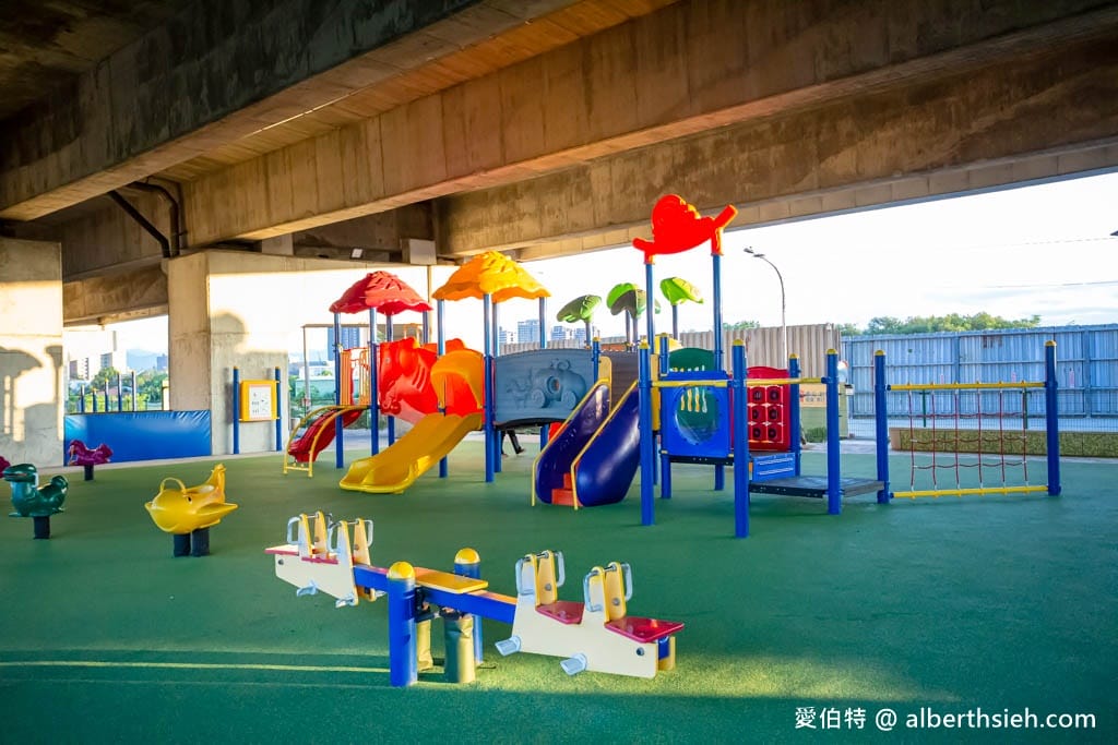 桃園親子景點｜國2橋下兒童冒險公園，人工草皮水管通道，雨天備案