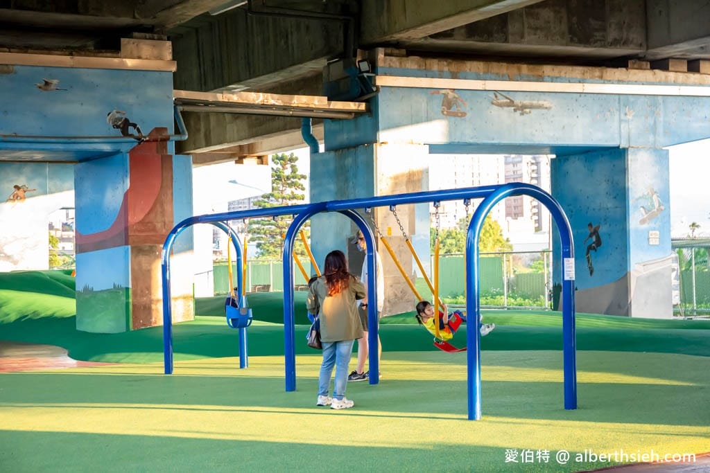 桃園親子景點｜國2橋下兒童冒險公園，人工草皮水管通道，雨天備案