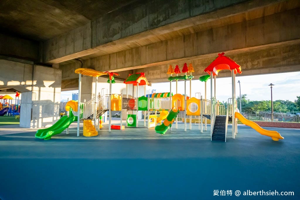 桃園親子景點｜國2橋下兒童冒險公園，人工草皮水管通道，雨天備案