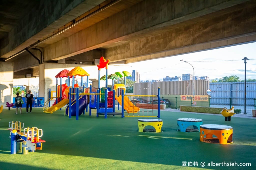 桃園親子景點｜國2橋下兒童冒險公園，人工草皮水管通道，雨天備案