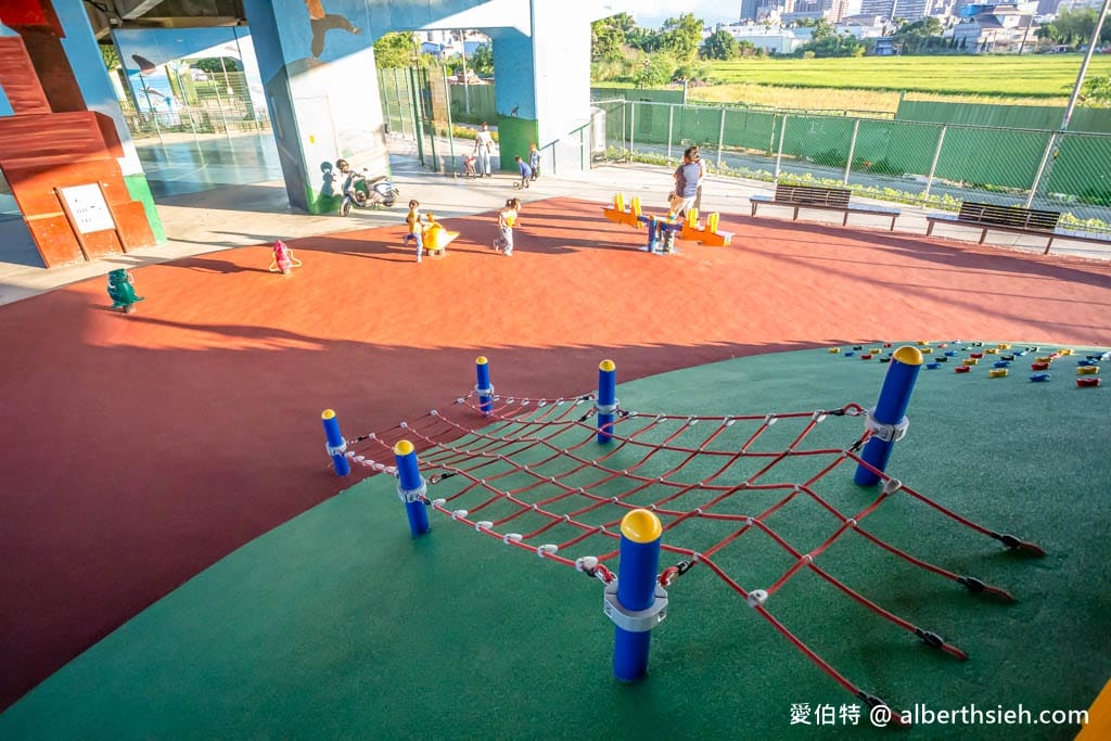 桃園親子景點｜國2橋下兒童冒險公園，人工草皮水管通道，雨天備案