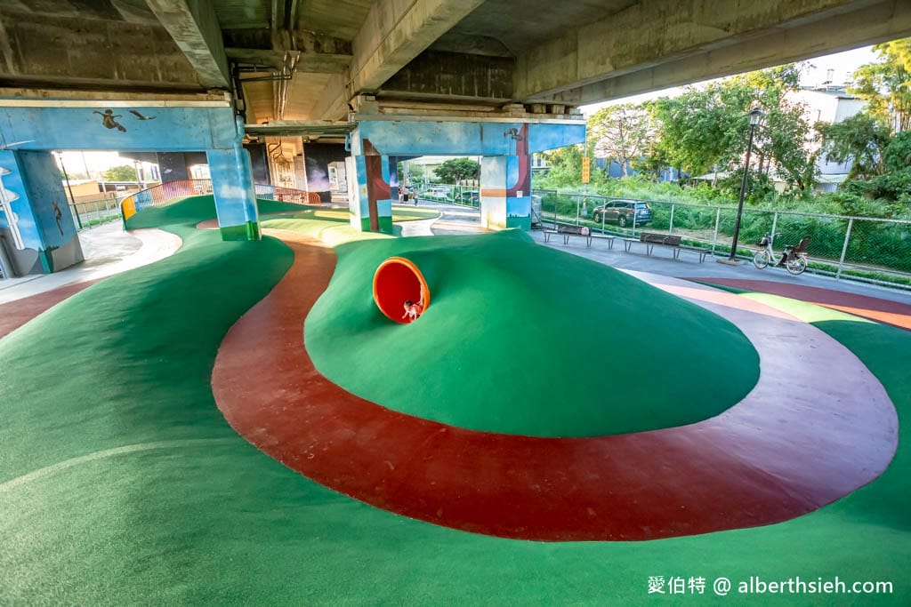 桃園親子景點｜國2橋下兒童冒險公園，人工草皮水管通道，雨天備案