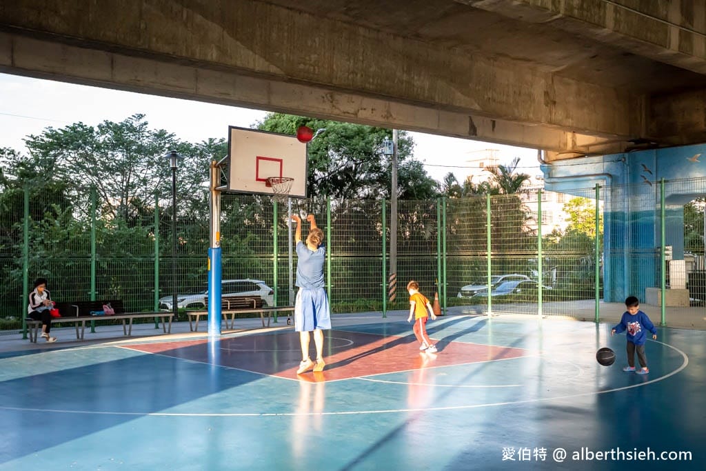 桃園親子景點｜國2橋下兒童冒險公園，人工草皮水管通道，雨天備案