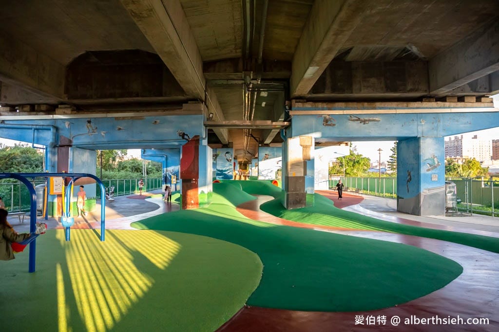 桃園親子景點｜國2橋下兒童冒險公園，人工草皮水管通道，雨天備案