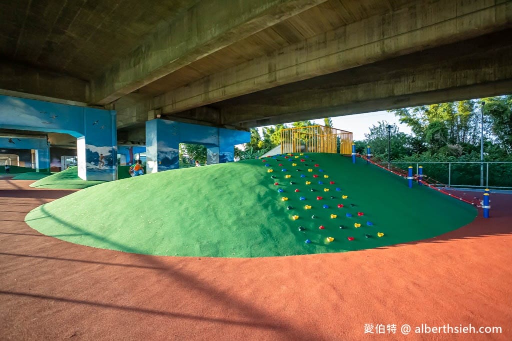 桃園親子景點｜國2橋下兒童冒險公園，人工草皮水管通道，雨天備案