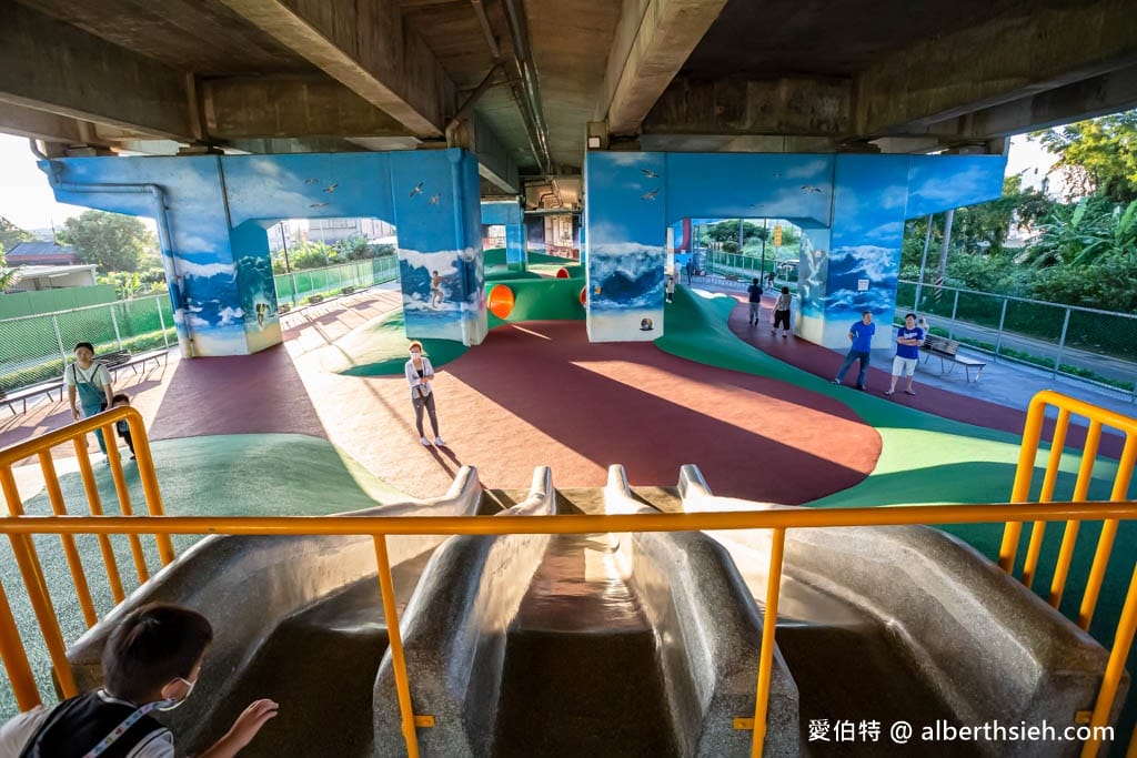 桃園親子景點｜國2橋下兒童冒險公園，人工草皮水管通道，雨天備案
