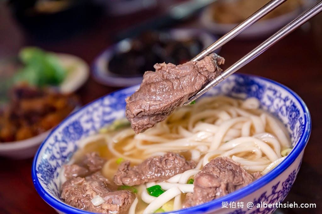 苗栗苑裡大鼎夏荷牛肉麵館｜水上豪宅玻璃屋，豆花免費吃到飽
