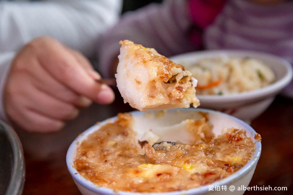 台南麻豆阿蘭碗粿｜專屬停車場，料多實在又便宜，每天熱賣上千碗
