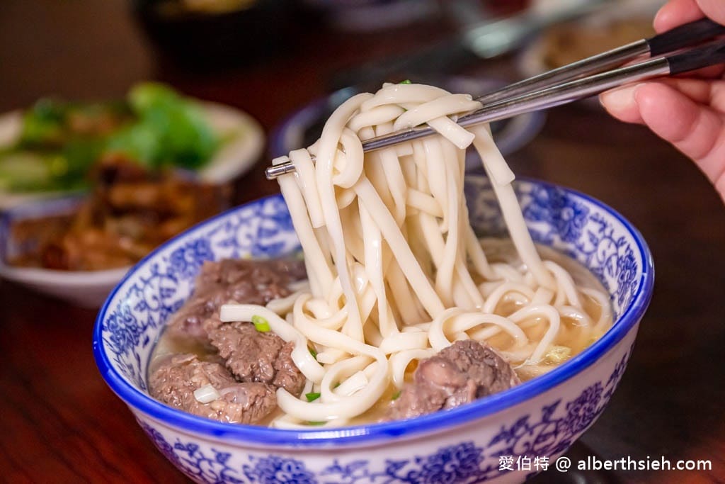 苗栗苑裡大鼎夏荷牛肉麵館｜水上豪宅玻璃屋，豆花免費吃到飽