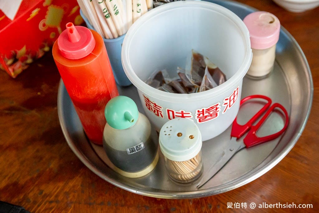 台南麻豆阿蘭碗粿｜專屬停車場，料多實在又便宜，每天熱賣上千碗