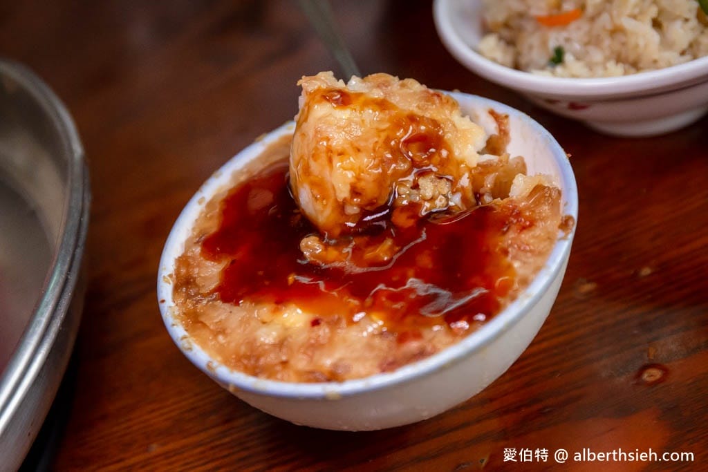 台南麻豆阿蘭碗粿｜專屬停車場，料多實在又便宜，每天熱賣上千碗